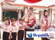 Foto : Bunda PAUD Kabupaten Sidoarjo,Sriatun Subandi menghadiri Pesta Pramuka Prasiaga di Alun-alun Sidoarjo.