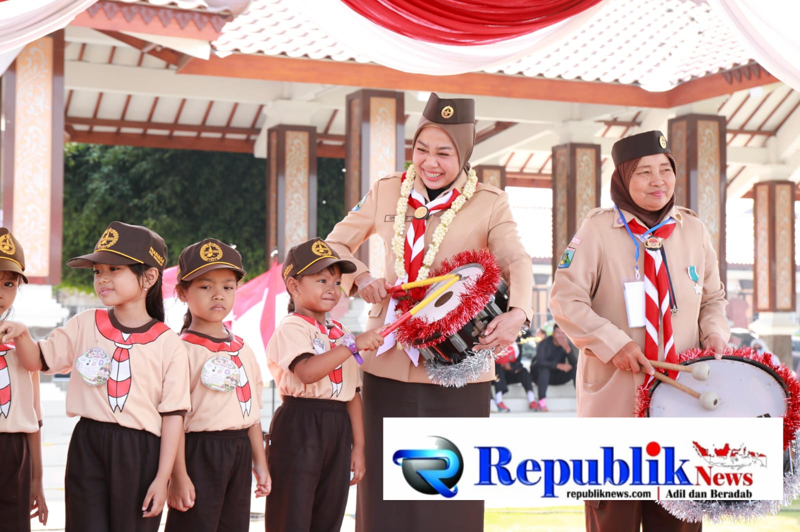 Foto : Bunda PAUD Kabupaten Sidoarjo,Sriatun Subandi menghadiri Pesta Pramuka Prasiaga di Alun-alun Sidoarjo.