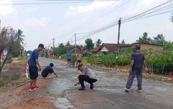 Peduli Keselamatan Warga, Polsek Abung Semuli Gotong Royong Timbun Jalan Berlubang