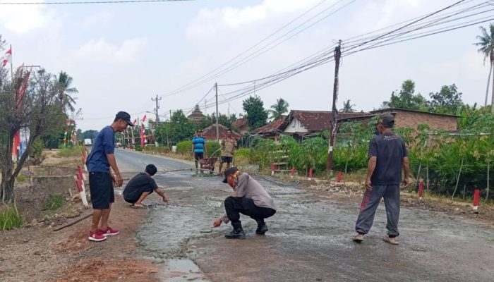 Peduli Keselamatan Warga, Polsek Abung Semuli Gotong Royong Timbun Jalan Berlubang