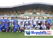 Foto : Bupati Sidoarjo,H.Subandi mengajak anggota DPRD kabupaten Sidoarjo main bola.