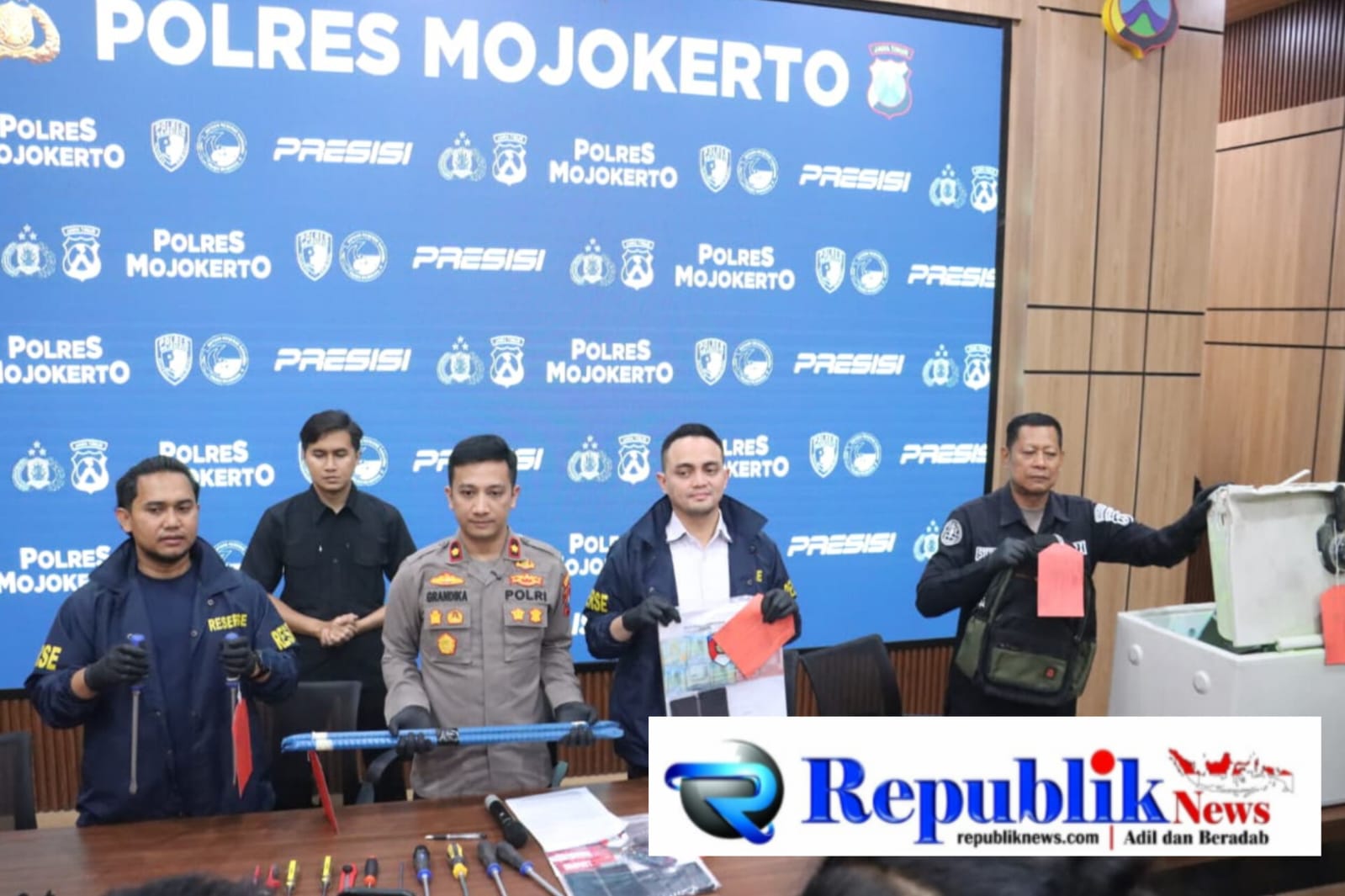 Foto : Barang bukti yang diamankan polisi.