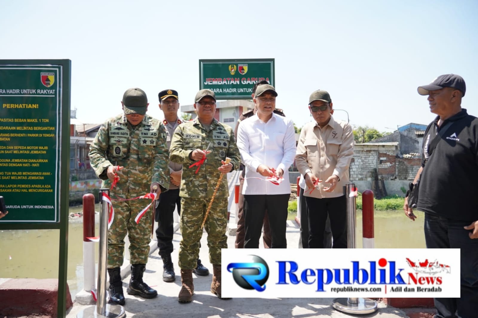 Foto : Komandan KOREM 084/BJ, Brigjen TNI Kohir dan Forkopimda kota Surabaya mengikuti rangkaian kegiatan Video Conference.