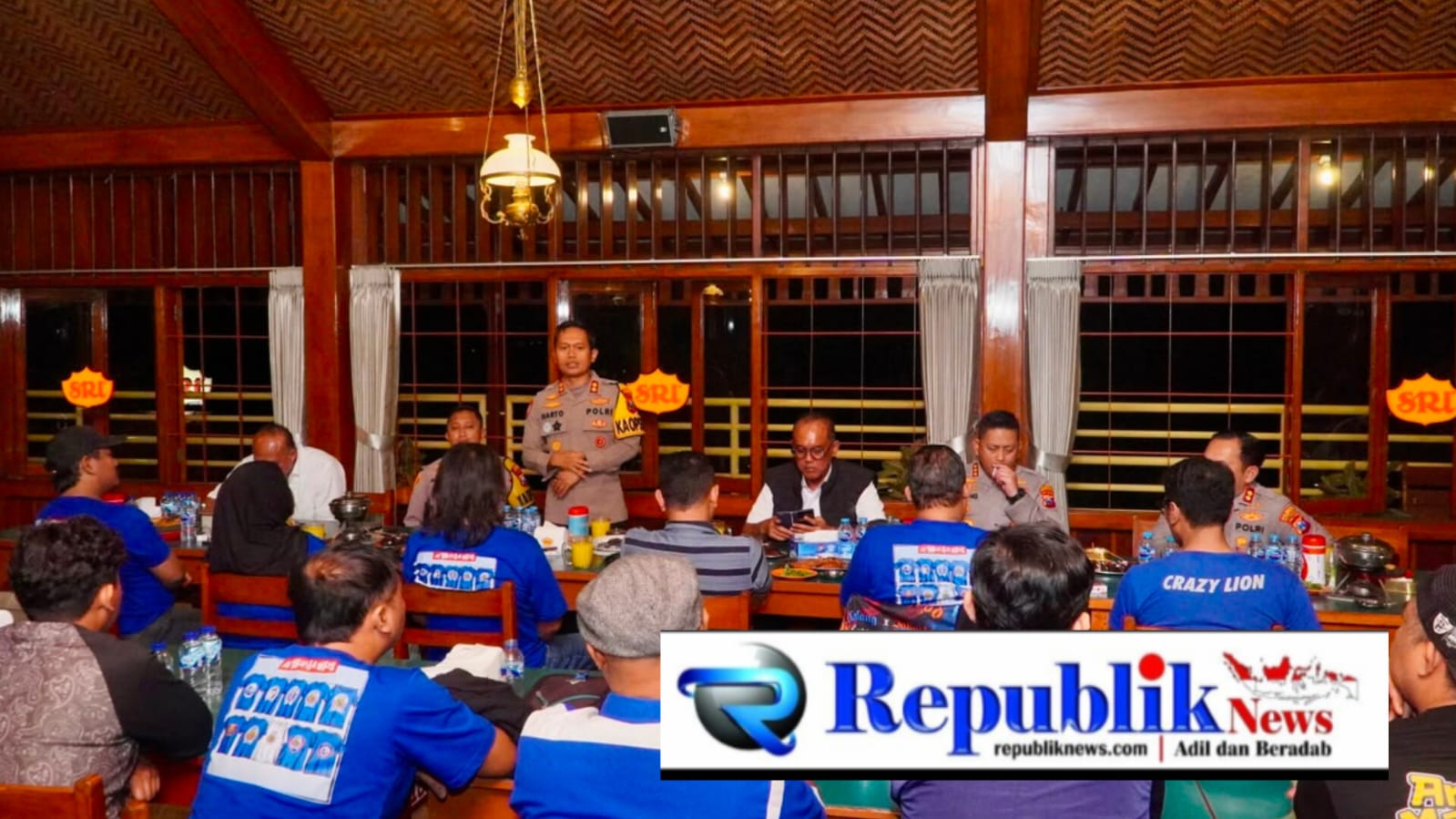 Foto : Polda Jatim bersama Polres Pasuruan pertemukan Bonek dan Aremania sepakat damai jaga kondusifitas.