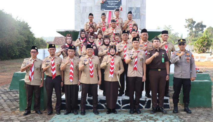 Kapolres Lampung Utara Pimpin Ziarah Makam Pahlawan dalam Rangka Hari Pramuka ke-65