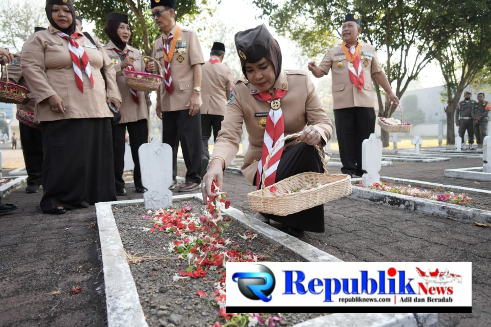 Foto : Wabup mimik pimpin ziarah makam pahlawan.
