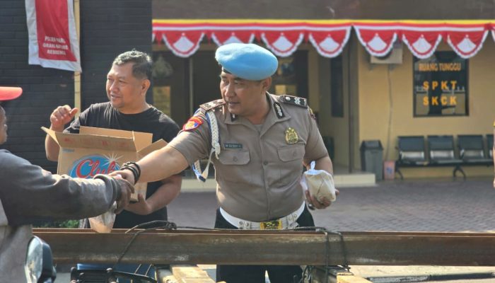 Polsek Waru Gelar Jumat Berkah, Bagikan Ratusan Paket Nasi dan Air Minum untuk Masyarakat