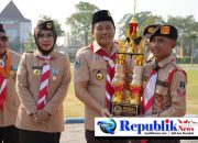 Foto : Bupati Sidoarjo,H. Subandi dan Wakil Bupati Sidoarjo,Hj Mimik idayana menghadiri Apel Besar Hari Pramuka ke-65 di Alun-alun Sidoarjo.