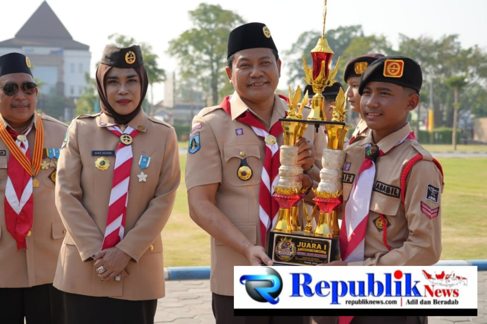 Foto : Bupati Sidoarjo,H. Subandi dan Wakil Bupati Sidoarjo,Hj Mimik idayana menghadiri Apel Besar Hari Pramuka ke-65 di Alun-alun Sidoarjo.