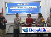 Foto : Kapolres Pasuruan kota AKBP Arip menyerahkan motor korban setelah melalui proses pemeriksaan dan dipastikan motor barang milik korban.