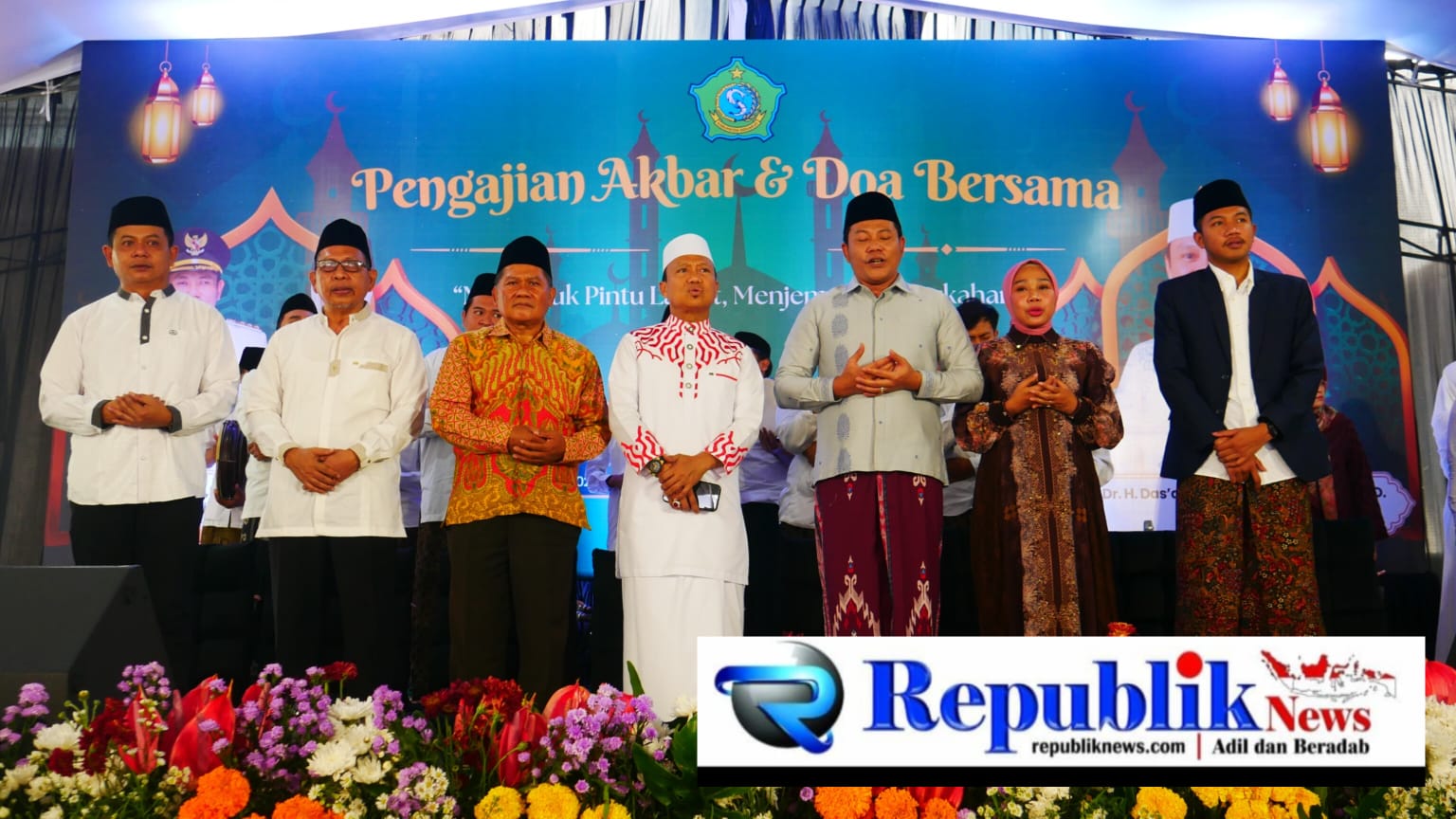 Foto : Bupati Sidoarjo menghadiri pengajian Akbar dan doa bersama HUT kemerdekaan RI ke-81.