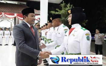 Foto : Bupati Sidoarjo,H.Subandi mengukuhkan 77 anggota paskibraka Sidoarjo.