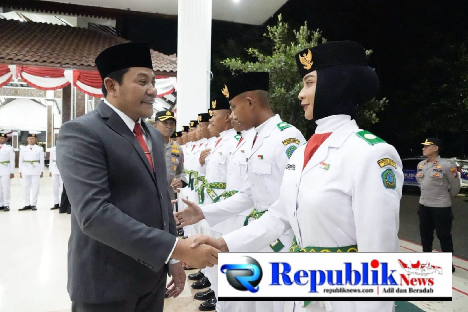 Foto : Bupati Sidoarjo,H.Subandi mengukuhkan 77 anggota paskibraka Sidoarjo.