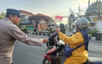 Polisi di Sidoarjo Bagikan Bendera Merah Putih, Kobarkan Semangat Nasionalisme