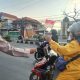 Polisi di Sidoarjo Bagikan Bendera Merah Putih, Kobarkan Semangat Nasionalisme