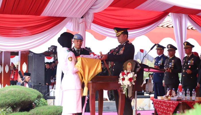 HUT ke-81 Kemedekaan RI, Kapolres Magetan Pimpin Upacara Penurunan Bendera di Alun-Alun Magetan