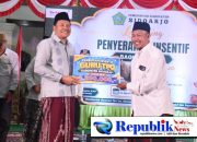 Foto : Bupati Subandi menyerahkan insentif Rp 23 Milyar untuk 5.500 guru ngaji .