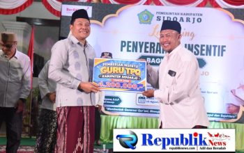 Foto : Bupati Subandi menyerahkan insentif Rp 23 Milyar untuk 5.500 guru ngaji .