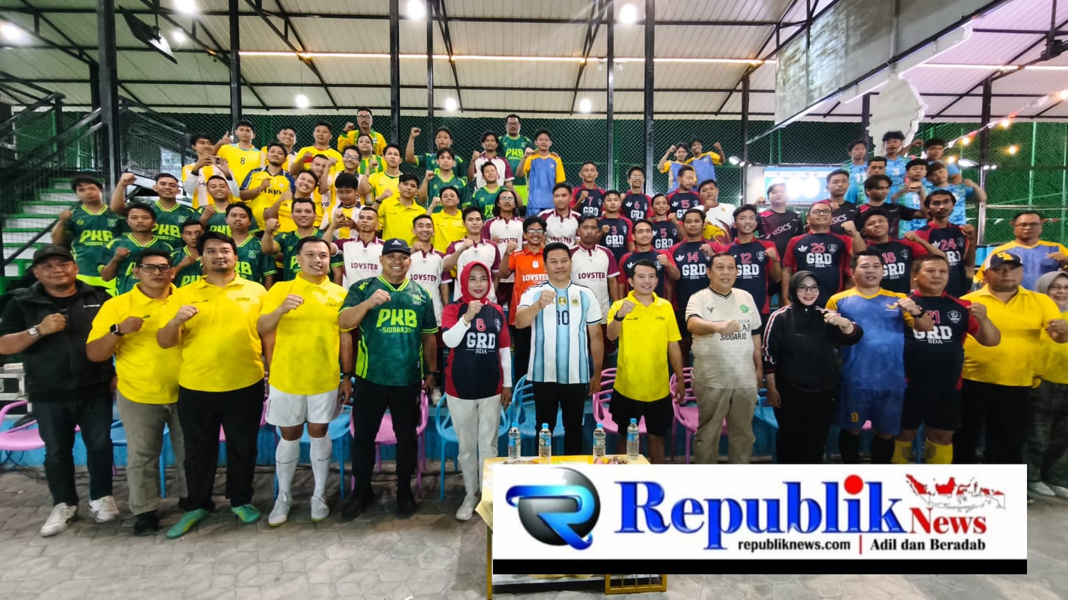 Foto : Bupati Subandi lewat Golkar Fun Mini Soccer mengajak seluruh partai politik kompak dan guyub bangun Sidoarjo.