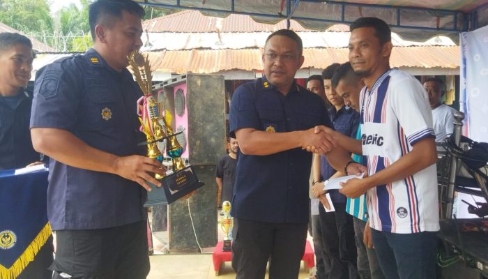 Lapas kelas IIB Idi Bagikan Hadiah Lomba Pesta Rakyat bagi Warga Binaan