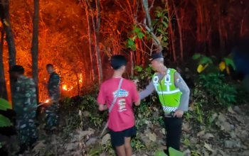 Gerak Cepat Cegah Karhutla Meluas, Polsek Kawedanan Bersama Warga Padamkan Api 5 Hektare Lahan Terdampak