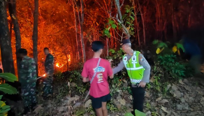 Gerak Cepat Cegah Karhutla Meluas, Polsek Kawedanan Bersama Warga Padamkan Api 5 Hektare Lahan Terdampak