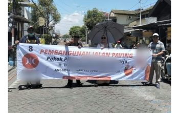 Diduga Demi Popularitas , Oknum Anggota DPRD . Menempelkan Foto , Nama , dan Logo Partai . Pavingisasi Jalan Desa . Bantuan Pemerintah
