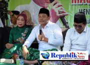 Foto : Bupati Sidoarjo,H.Subandi menghadiri pengajian Maulid bersama KH.Anwar Zahid.