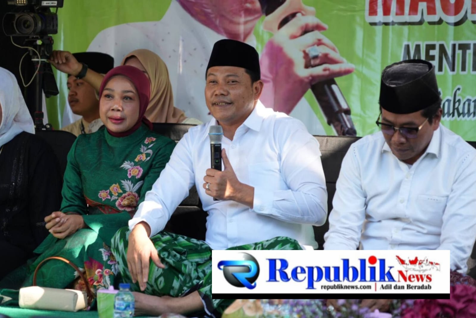 Foto : Bupati Sidoarjo,H.Subandi menghadiri pengajian Maulid bersama KH.Anwar Zahid.