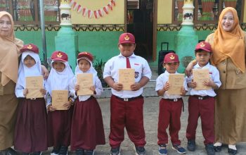 SDN 02 GAPURA KOTABUMI BAGIKAN HADIAH KEPADA SISWA SISWI PEMENANG LOMBA HUT RI KE 81