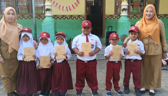SDN 02 GAPURA KOTABUMI BAGIKAN HADIAH KEPADA SISWA SISWI PEMENANG LOMBA HUT RI KE 81