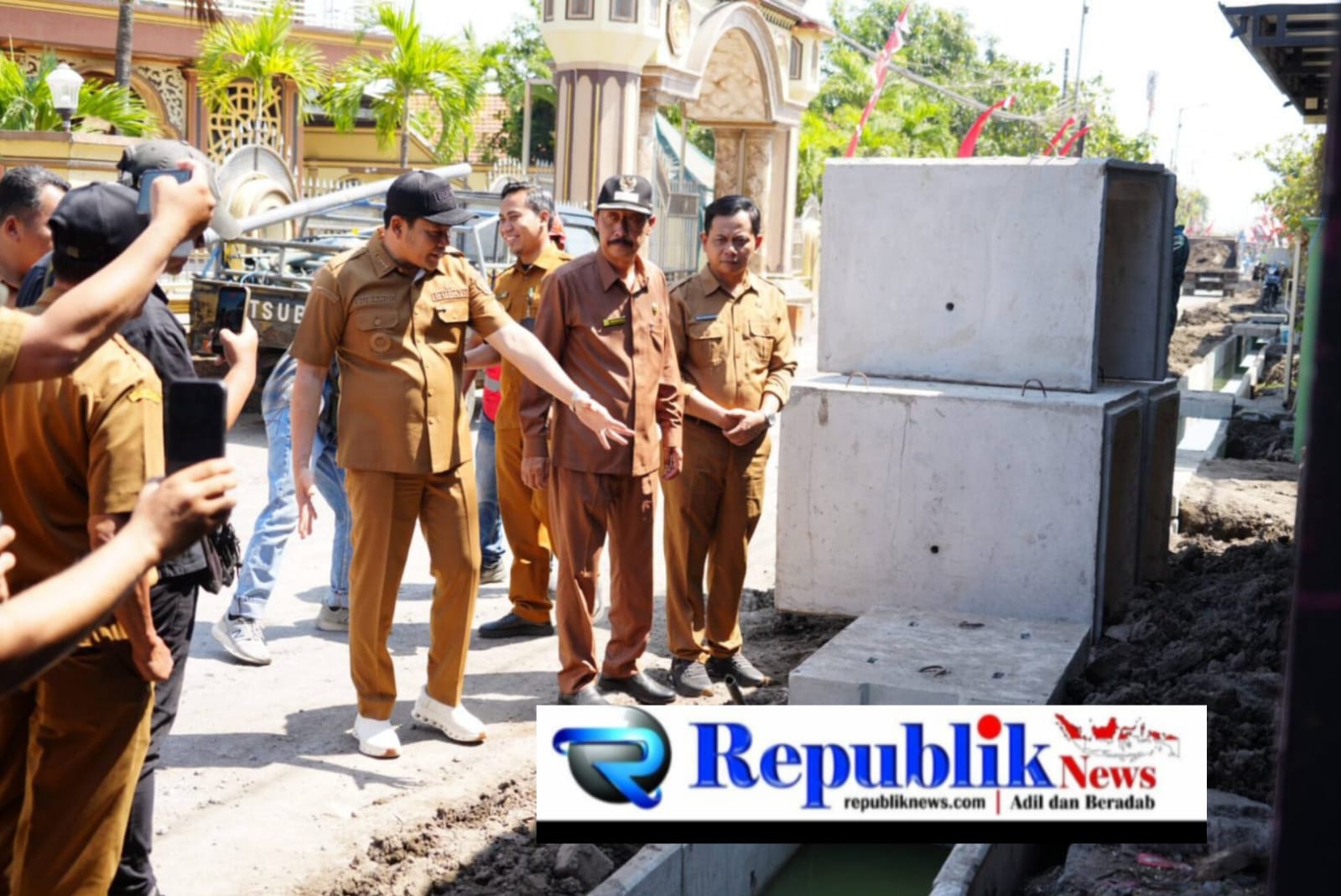 Foto : Bupati Sidoarjo sidak betonisasi Tambak Cemandi