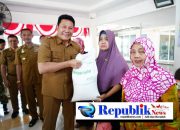 Foto : Bupati Subandi menyalurkan bantuan pangan beras Juni-september kepada 775 penerima di Sedati.