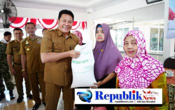 Bupati Subandi Salurkan Bantuan Pangan Beras Juli-September kepada 775 Penerima di Sedati