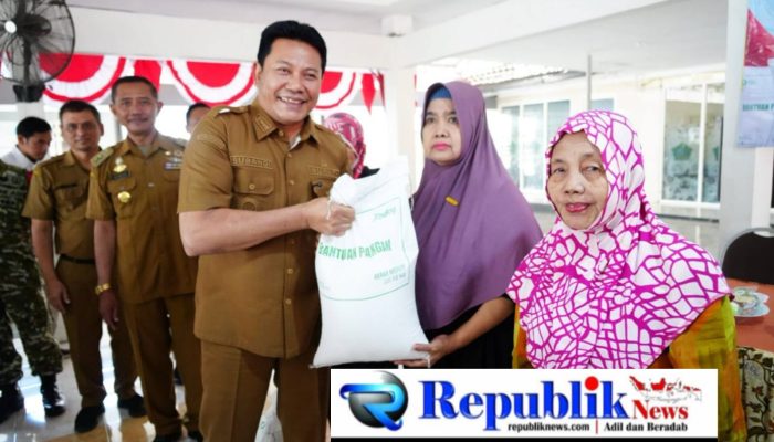Bupati Subandi Salurkan Bantuan Pangan Beras Juli-September kepada 775 Penerima di Sedati