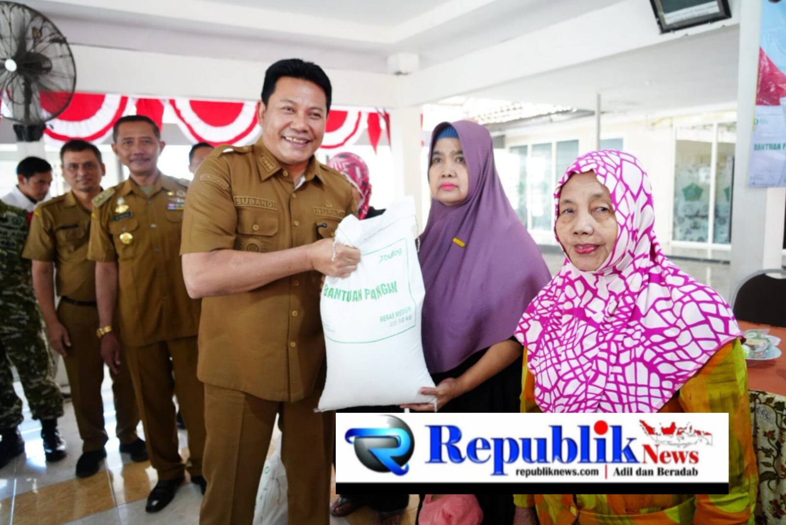 Foto : Bupati Subandi menyalurkan bantuan pangan beras Juni-september kepada 775 penerima di Sedati.
