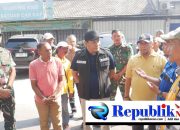 Foto : Bupati tinjau betonisasi di Krian.