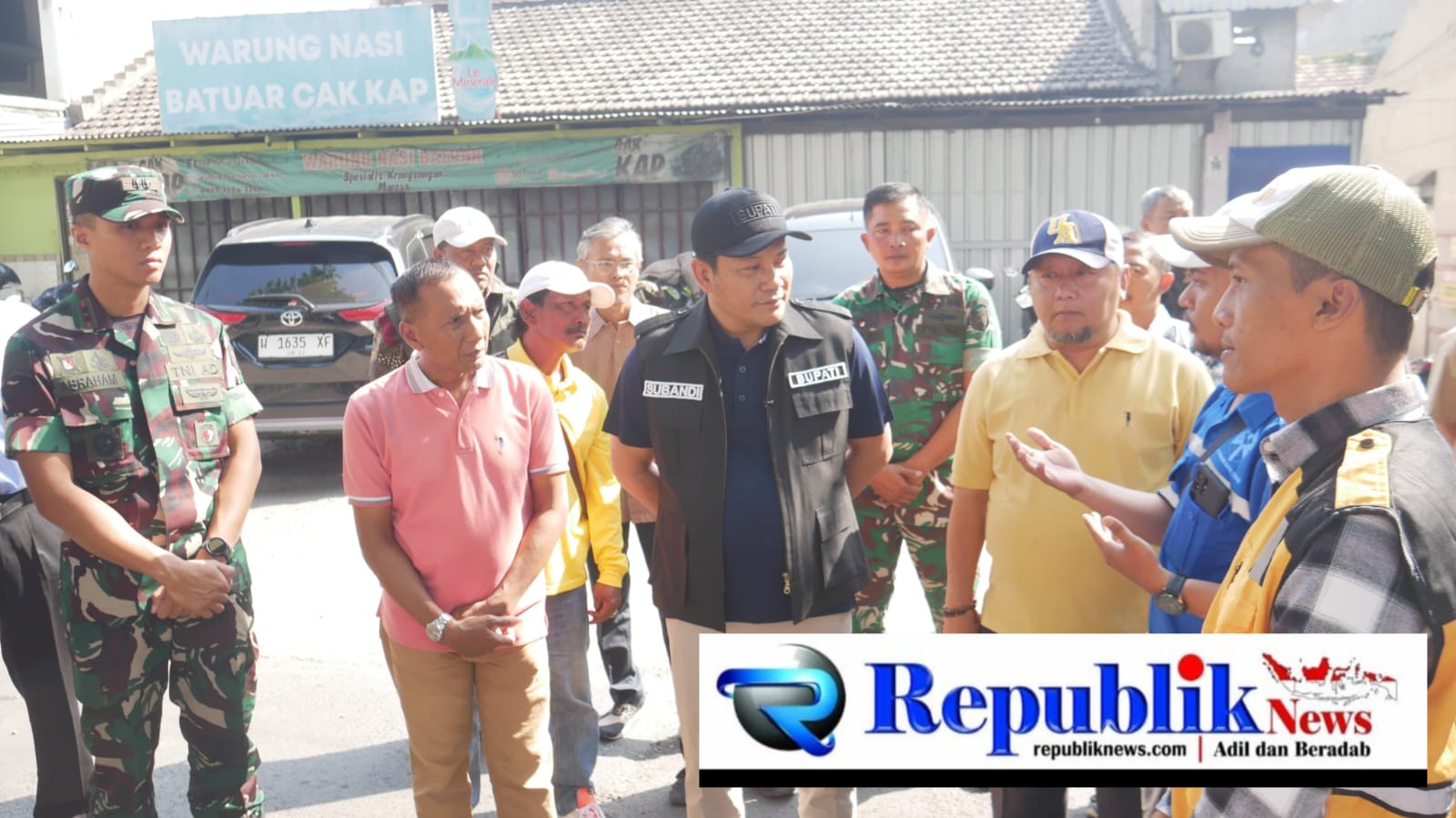 Foto : Bupati tinjau betonisasi di Krian.