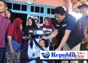 Foto : Bupati Subandi berikan bantuan kursi roda untuk dua anak difabel di Tarik.