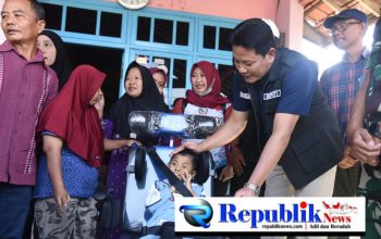 Bupati Subandi Berikan Bantuan Kursi Roda untuk Dua Anak Difabel di Tarik, Orang Tua Mengaku Bersyukur