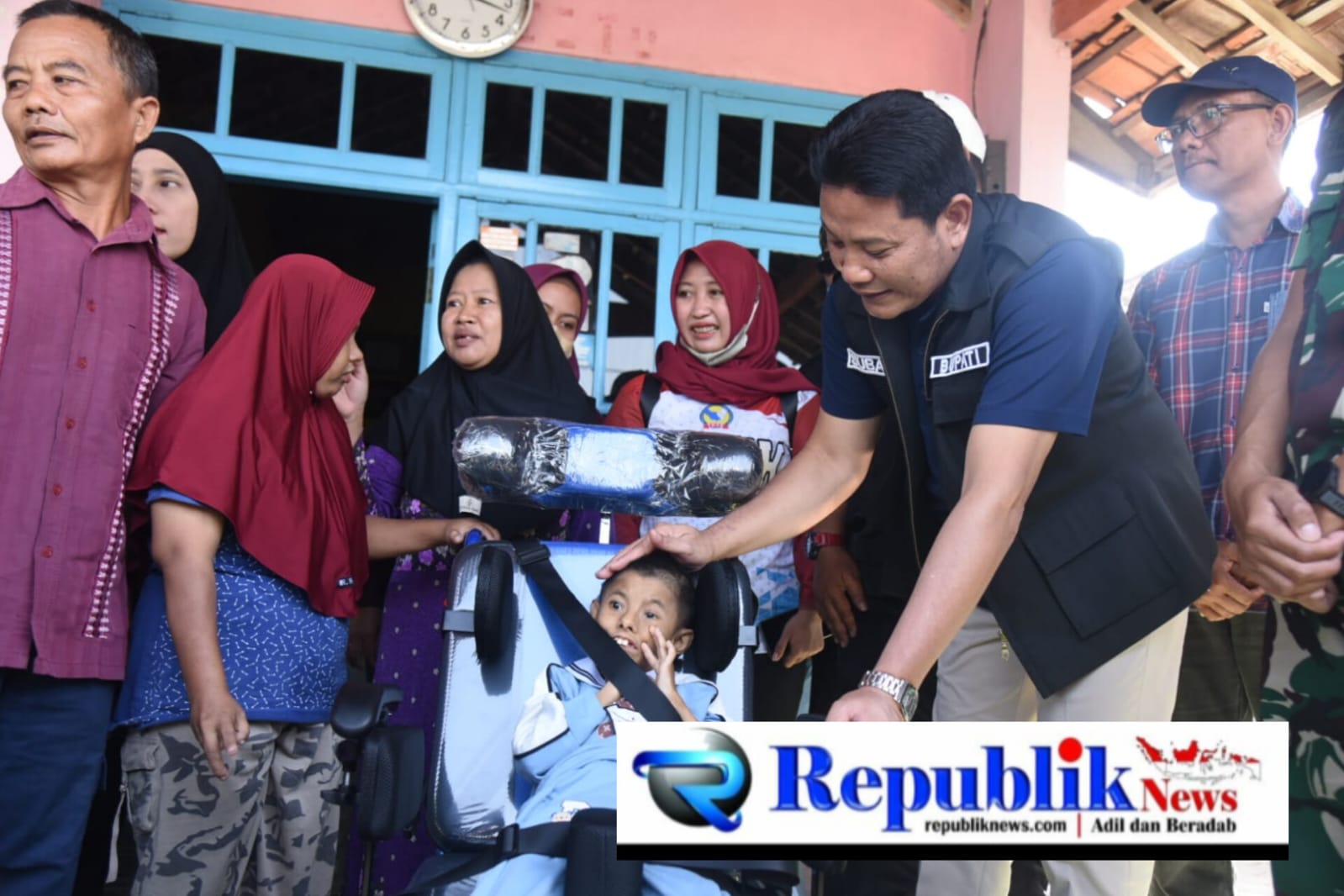 Foto : Bupati Subandi berikan bantuan kursi roda untuk dua anak difabel di Tarik.