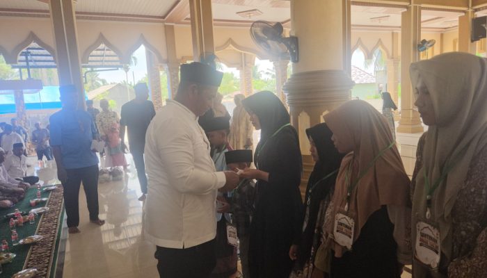 Pang Ateng Hadiri Maulid Nabi Muhammad SAW dan Santuni Puluhan Anak Yatim-piatu di desa Keude Birem Bayeun