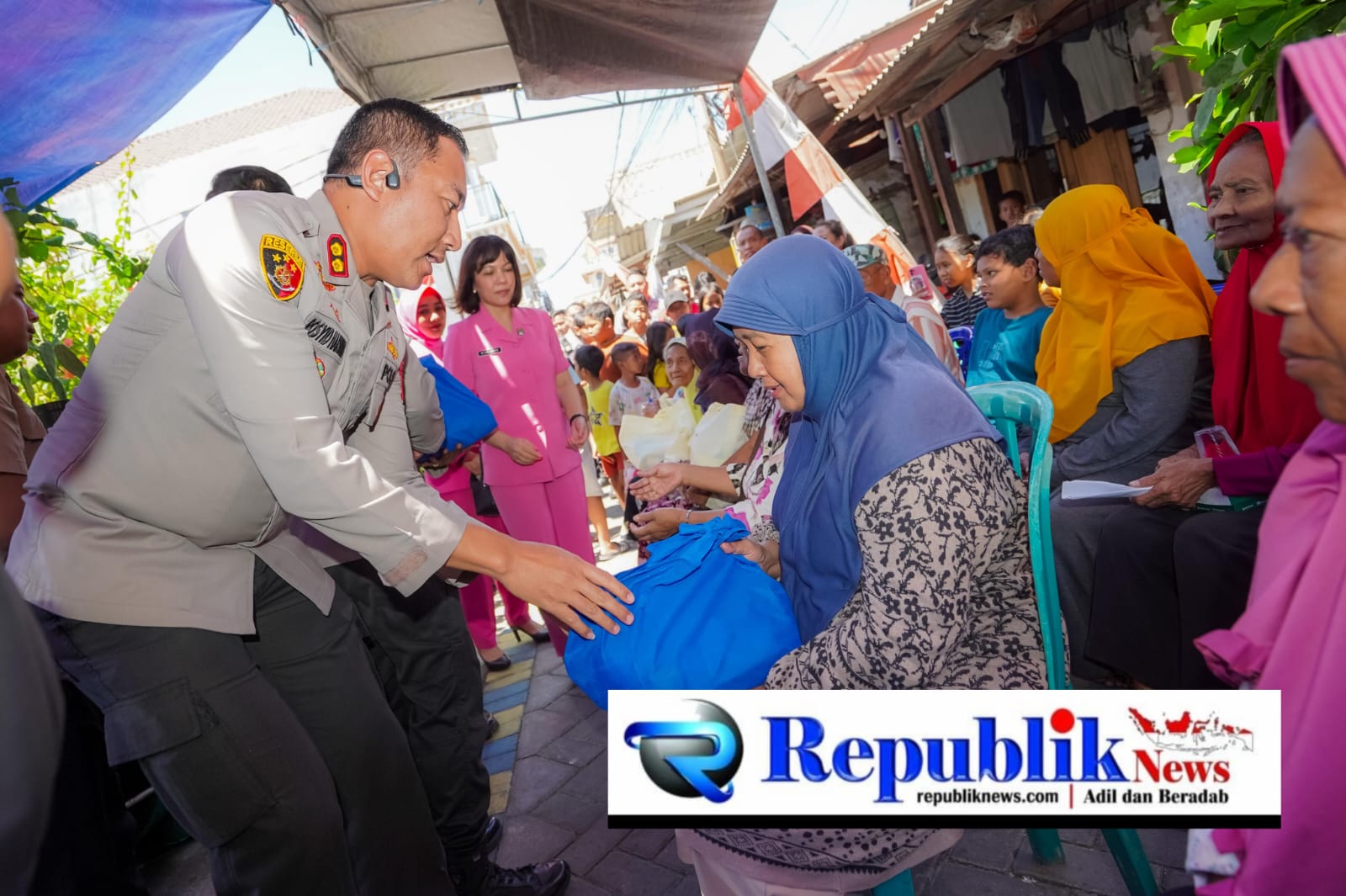 Foto : Polrestabes Surabaya salurkan paket Sembako
