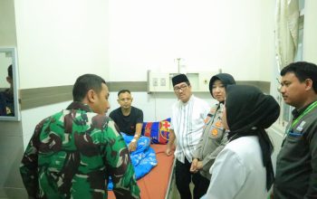 Bupati Hamartoni Jenguk Dua Anggota Reskrim Lampura di RS Handayani