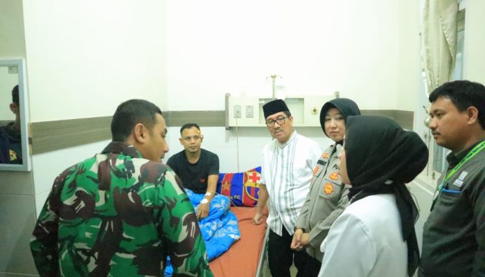 Bupati Hamartoni Jenguk Dua Anggota Reskrim Lampura di RS Handayani