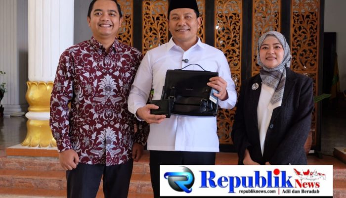 Tas Kulit Sidoarjo Menuju Paris Fashion Week, Bupati Subandi Apresiasi Acapcop