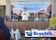 Foto : Bupati Subandi kawal penyaluran bantuan beras.