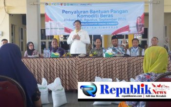 Foto : Bupati Subandi kawal penyaluran bantuan beras.