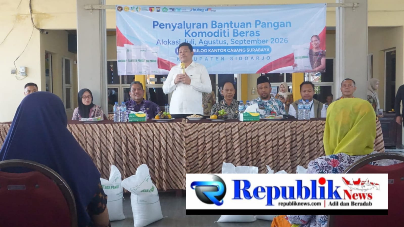 Foto : Bupati Subandi kawal penyaluran bantuan beras.