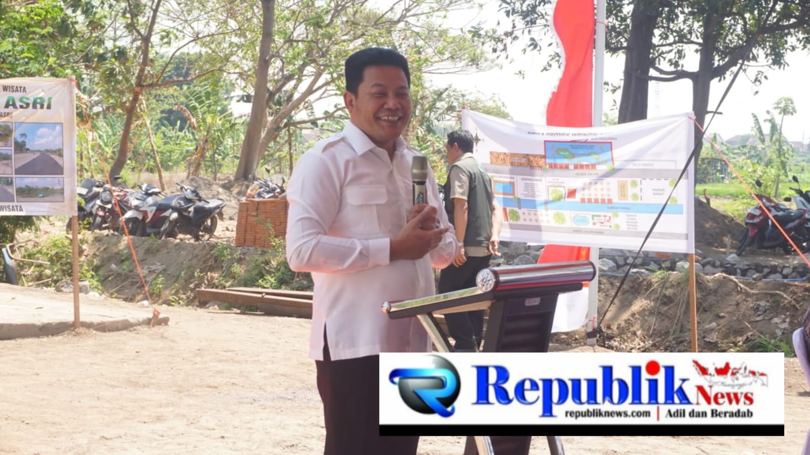 Foto : Bupati Subandi meresmikan bekas TPS menjadi Wisata Wringin Asri di Desa Tromposari Kecamatan Jabon.
